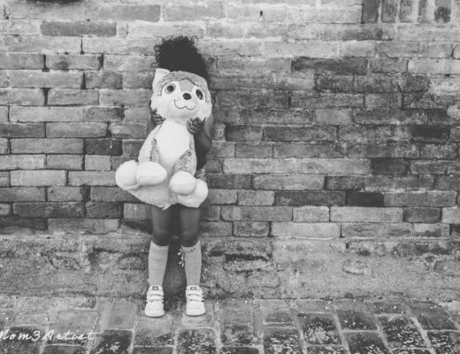 Bimba che sorregge il suo peluche, foto in bianco e nero