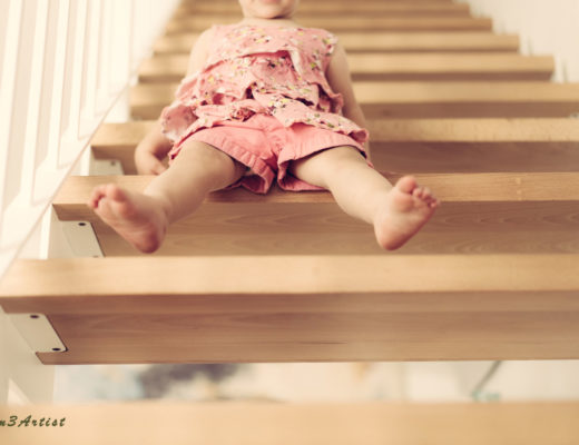 Bimba sulle scale